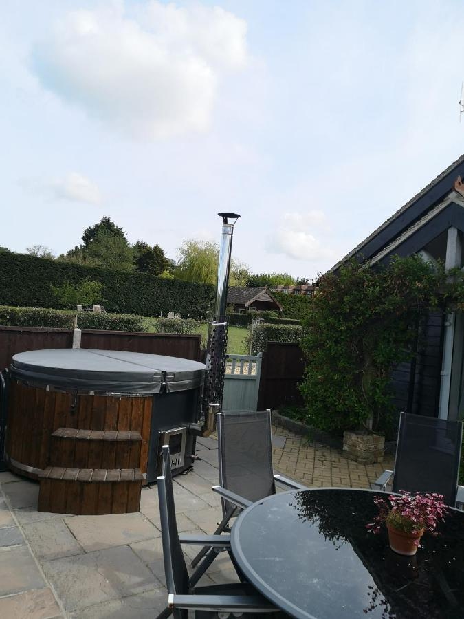 Oak Cottage With Private Log Fired Hot Tub Maidstone Exterior photo